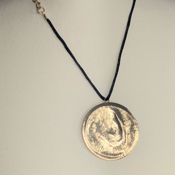 Elegant Gold and Black Lion Pendant Necklace - Picture 3 of 3